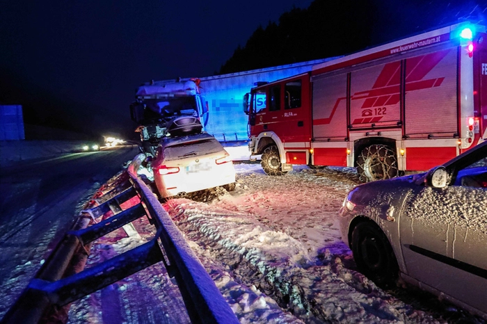 Die A9 musste in beiden Fahrtrichtungen während der Bergungsarbeiten gesperrt werden. Eine Person wurde verletzt ins LKH Hochsteiermark nach Leoben gebracht.