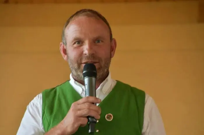 Beim Festakt wurde auf die Geschichte der Schuhplattler und des Vereins zurückgeblickt. Obmann Peter Moser betonte, dass Tracht und Schuhplattln in Krakau seit Generationen gepflegt und weitergegeben werden.