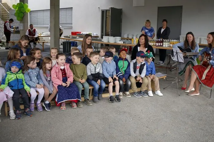 Die Kindergartenkinder waren ebenfalls bei der Feierlichkeit dabei und unterhielten musikalisch.