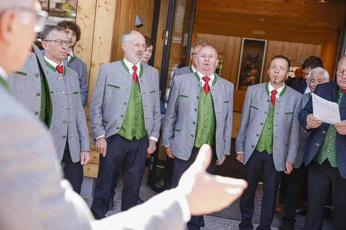 Zur Eröffnungsfeier stimmten Kurt und Michael Buchacher (2. und 3. von rechts) mit dem MGV Dellach Kärntner Lieder an