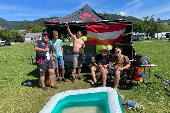 Alexander, Sebastian, Patrick, Thomas und Lukas sind hingegen bereits seit den frühen Morgenstunden höchst motiviert.