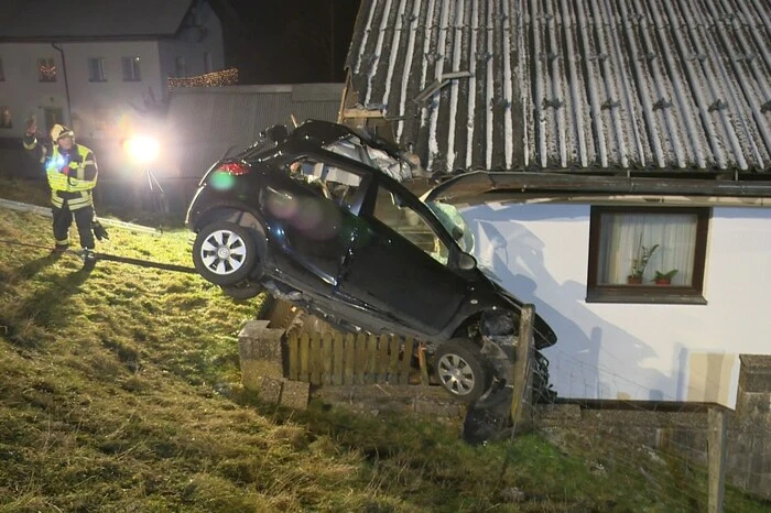 Der Beifahrer wurde schwer verletzt.