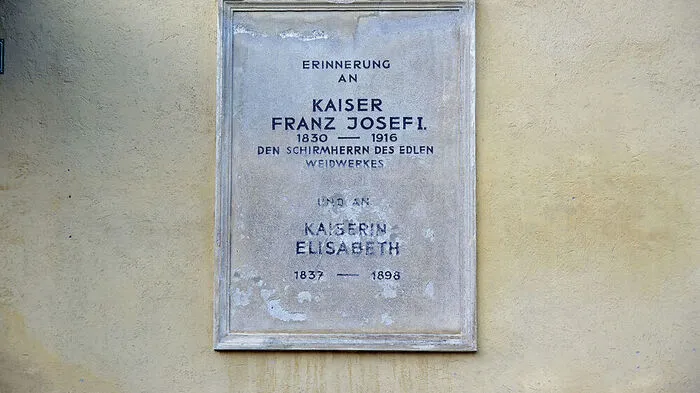 Diese Tafel in Neuberg erinnert an die Jagdaufenthalte von Kaiser Franz Joseph I.