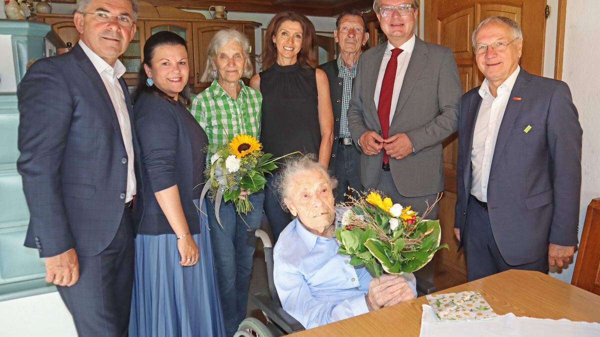 Franz Fartek, Sonja Skalnik, Schwiegertochter Theresia Köllner, Manuela Rossmann, Sohn Josef Köllner, Christopher Drexler und Josef Ober mit der Jubilarin