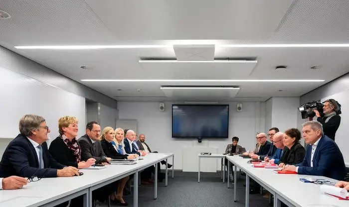 ABD0071_20231227 - WIEN - ÖSTERREICH: Auf der linken Seite die Vertreter der Arbeitgeber mit u.a. Obmann Rainer Trefelik (WKÖ-Bundessparte Handel) und Sonja Marchhart gegenüber die Verhandler der Gewerkschaft mit u.a. Helga Fichtinger (GPA - Interessenvertretung - Branchen- und Kollektivvertragspolitik) und GPA-Vorsitzender des Wirtschaftsbereiches Handel Martin Müllauer am Mittwoch, 27. Dezember 2023, anl. der Fortsetzung der KV-Verhandlungen im Handel (7. Runde) in der WKÖ in Wien. - FOTO: APA/GEORG HOCHMUTH