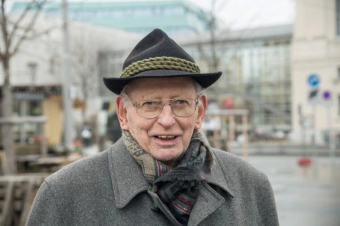 Karl Meschek: "Generell fällt mir auf, dass es weniger Bankerl gibt als früher. Ich glaube, da gab es ein Problem mit dem Vandalismus, deshalb haben sie viele weggeräumt. Jetzt muss man schon immer vorausdenken, wo man wieder eines findet, wenn man unterwegs ist."