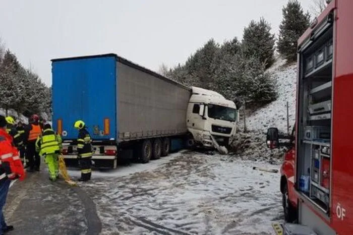 Zwischen Weißkirchen und Zeltweg kam es zu einem Lkw-Unfall. Verletzt wurde niemand, Diesel kontaminierte das Erdreich.