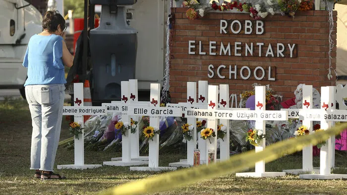 Ein 18-Jähriger hatte am 24. Mai  an der Grundschule Robb Elementary School in Uvalde im US-Bundesstaat Texas mit einem Sturmgewehr 19 Kinder und zwei Lehrerinnen getötet. Er wurde schließlich von Polizisten erschossen. 