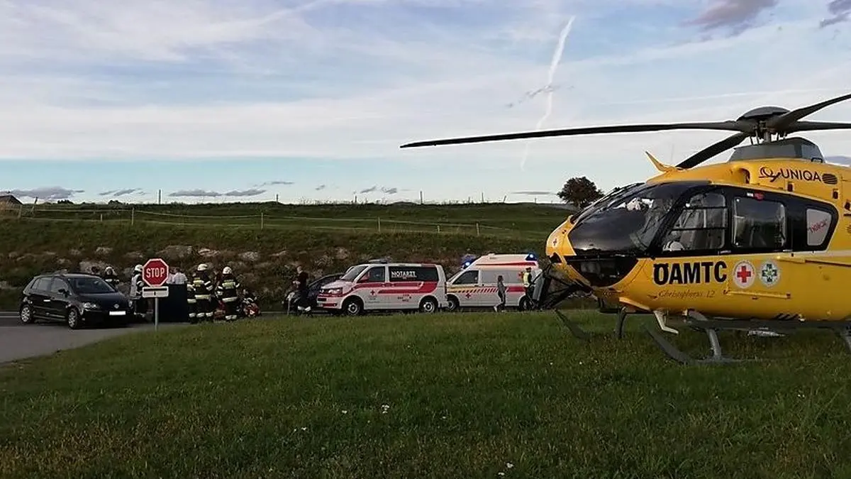 Vier Einsatzorte - vier tödliche Unfälle. Im Bild der Einsatz nach dem tödlichen Motorradunfall am Montag in Mitterdorf an der Raab