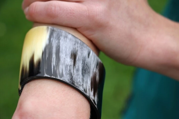 Nachdem vom eigenen Rind wirklich alles verwertet wird, fertigt der Wolfsberger Golschmied Ralf Röll, sehenswerte Unikate aus den Hörnern der Rinder. 