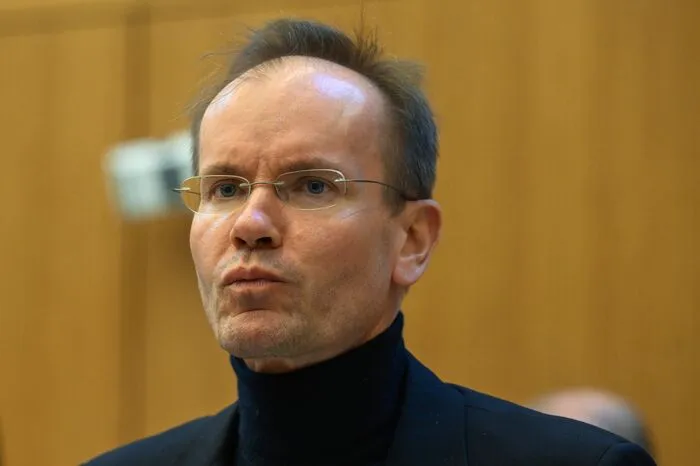 Die Staatsanwaltschaft wirft dem früheren Wirecard-Vorstandschef, dem Österreicher Markus Braun, und seinen beiden Mitangeklagten vor, eine kriminelle Bande gebildet, die Konzernbilanzen gefälscht und Kreditgeber um 3,1 Milliarden Euro geprellt zu haben.