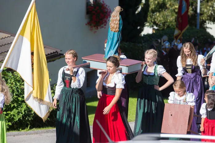 Trachten und Fahnen gehörten dazu. Schöne Eindrücke hielt unser Fotograf fest. Klicken Sie sich durch die Bilder