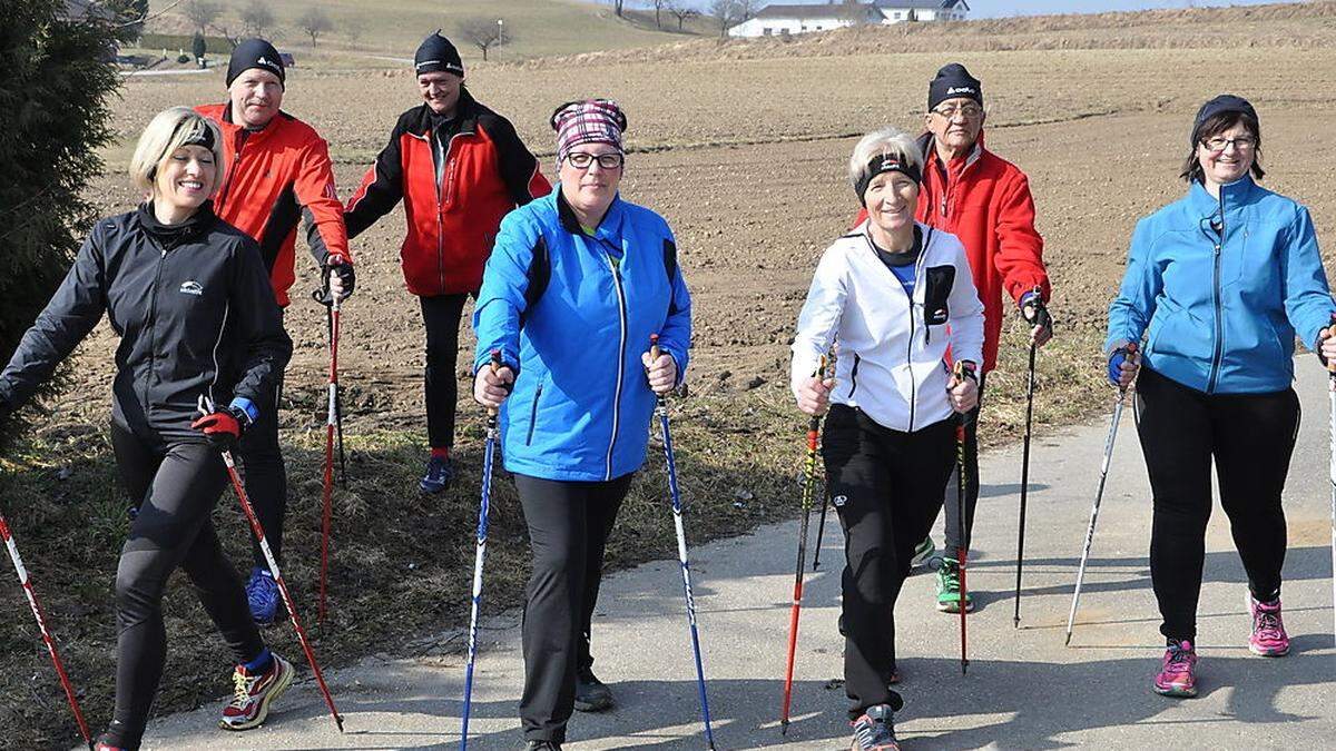 Dienstags um 18.30 Uhr treffen sich die Walker: Claudia Trattnig (links) holte 2014 Bronze bei der Nordic-Walking-WM im deutschen Roding