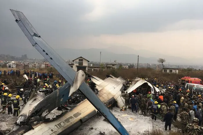 Im Online-Netzwerk Facebook veröffentlichte Aufnahmen zeigten dichte Rauchwolken über einem Fußballfeld nahe der Rollbahn, auf das die Maschine offenbar gestürzt war.