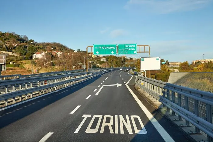 Verkehrssünden werden in Italien mit hohen Geldbußen bestraft. "Wer mit mehr als 0,5 Promille fährt, dem droht eine Mindeststrafe von 530 Euro", sagt ÖAMTC-Expertin Gmoser. "Unter Umständen kann sogar das Fahrzeug einbehalten werden." Auch Raser müssen tief in die Tasche greifen: Mindestens 170 Euro werden bereits bei einer geringen Geschwindigkeitsübertretung fällig. Zwischen 22 und 7 Uhr fallen die Strafen für Temposünder sogar um ein Drittel höher aus als tagsüber.