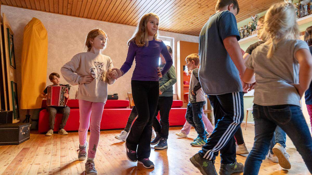 Im Vereinsheim in Stübing wird jeden Freitag geprobt | Kindervolkstanz in Stübing