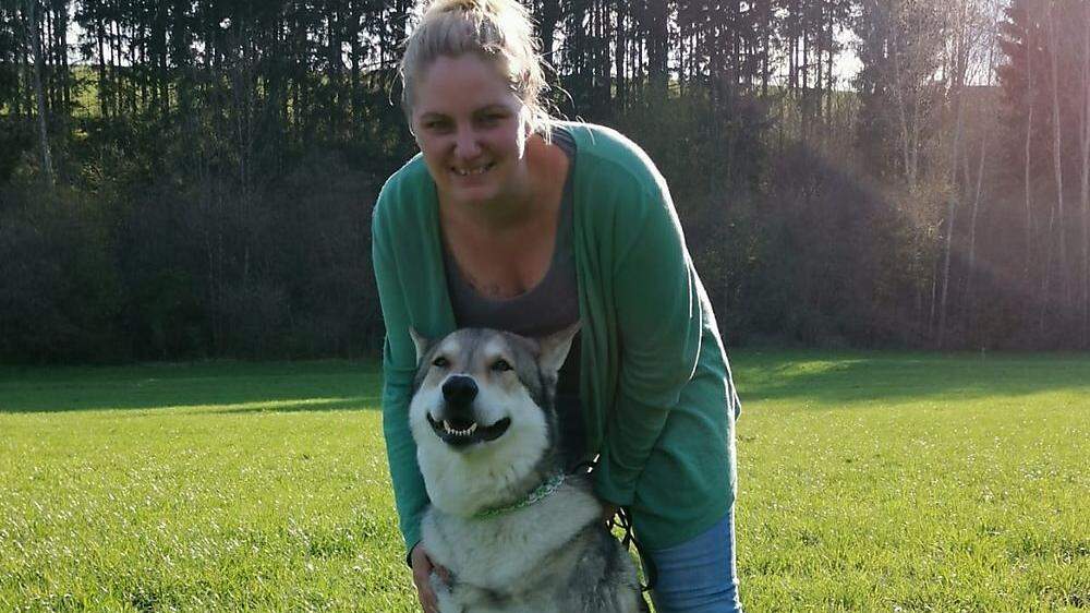 Yvonne Gütl (32) aus Trofaiach ist mit ihrem Saarlos-Wolfshund „Loki“ viel in der Natur auf Achse