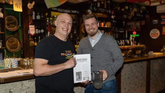 Quizmaster-Legende Adrian Sadler und Nicholas Martin, ebenfalls legendär