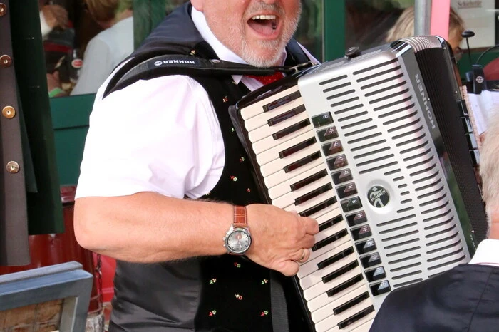 ... sowie „Onkel Willi“ (Willi Hauptmann) auf der "Quetschn". 