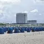 Spätsommerliches Wetter am Strand von Rostock-Warnemünde an der Mecklenburger OstseeküsteSpätsommerliches Wetter am Strand von Rostock-Warnemünde an der Mecklenburger Ostseeküste, Rostock Mecklenburg-Vorpommern Deutschland Warnemünde *** Late summer weather on the beach of Rostock Warnemünde on the Mecklenburg Baltic Sea coast Late summer weather on the beach of Rostock Warnemünde on the Mecklenburg Baltic Sea coast, Rostock Mecklenburg Vorpommern Germany Warnemünde