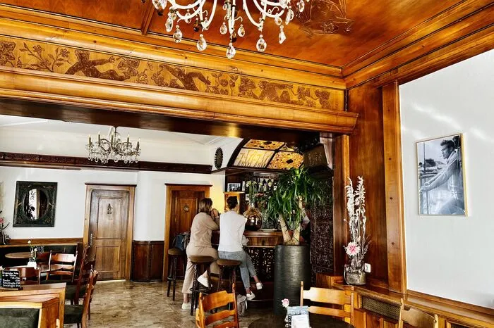 Die Decke ist aus Kirschholz.