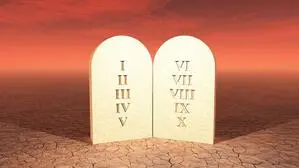 Zwei Steintafeln mit den römischen Zahlen 1 bis 10, die die Zehn Gebote symbolisieren sollen