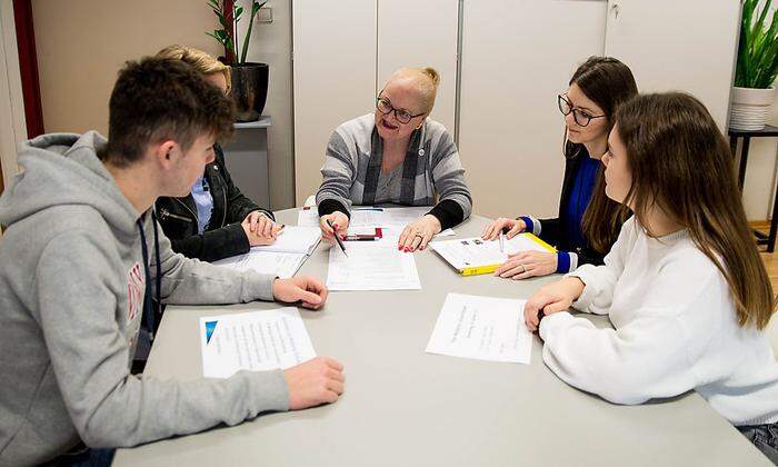 Team-Besprechung mit Direktorin Theresa Volpe-Pühringer (Mitte), den Lehrern Claudia Koreschnig (links) und Verena Wurzer-Lipouschek (rechts) sowie Hoffmann und Münzer