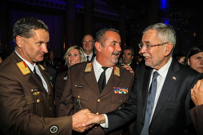 Als die steirische Delegation, angeführt vom Landesfeuerwehrkommandanten Landesbranddirektor Reinhard Leichtfried an der Reihe war, wurden die ehrenamtlichen Helfer mit einem herzlichen Händedruck und einem Lächeln des Bundespräsidenten begrüßt. Danke für euer Engagement, wir sind stolz auf euch, dass ihr Zeit, Kraft und Energie investiert, um Gutes zu tun, so der Bundespräsident in seiner Ansprache.   Nach so machen Erfahrungsaustausch trat die steirische Delegation in den Nachtstunden wieder die Heimreise in die Steiermark an.