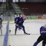 Zwei Eishockeyspieler des EC VSV kämpfen um den Puck