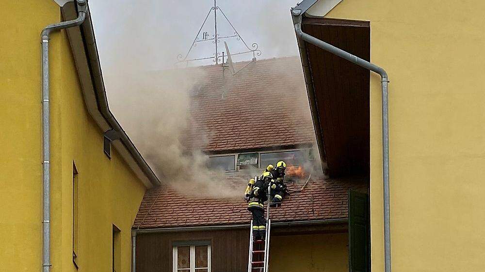 Der Brandort in einem Innenhof in Gnas ist schwer zugänglich