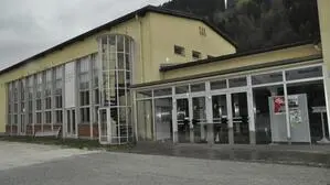 Putz fällt von einem in die Jahre gekommenen Festsaal | In der Vergangenheit fanden zahlreiche Bälle und Veranstaltungen im alten Festsaal statt