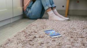 Ein iPhone am Teppich | Frauen, die in der Öffentlichkeit stehen, sind oft Opfer von Hass im Netz