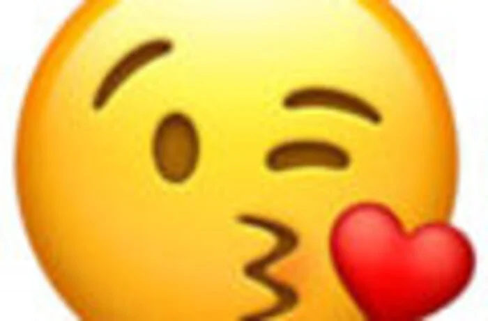 Ein Pärchen-Klassiker ist das Bussi-Emoji mit kleinem Herzchen. Doch das Bildchen ist nicht nur für Verliebte. Man kann sich damit auch bei seinem Chat-Partner für eine liebe Geste bedanken. Es entspricht dem mit der Hand zugehauchtem Bussi.