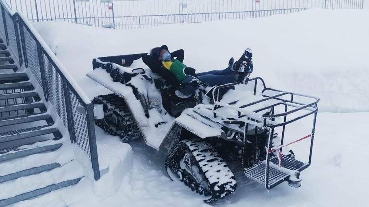 Kleine Pause vom Arbeitstag im Schnee: Ein Mitglied des Bergteams vom Dachstein genießt das winterliche Wetter