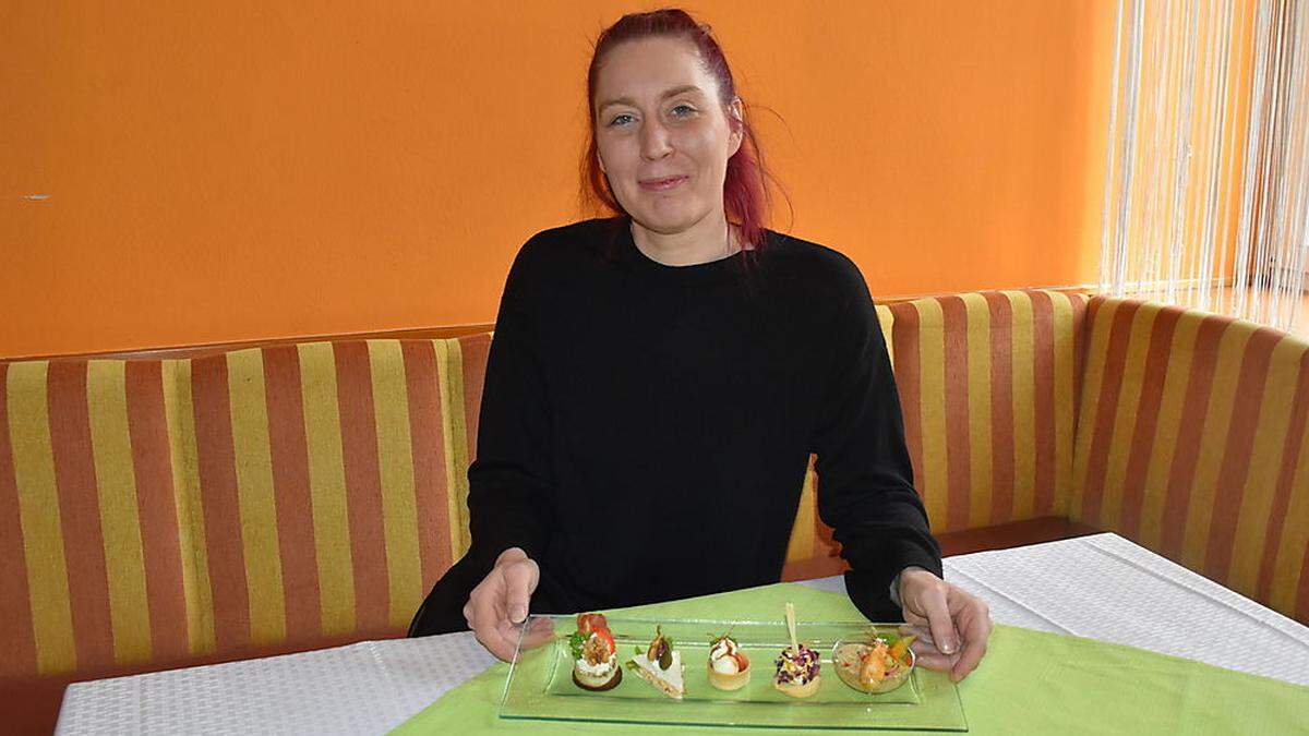 Daniela Wieser bereitet ihrer Speisen im Gasthaus Markut in Maria Rojach zu