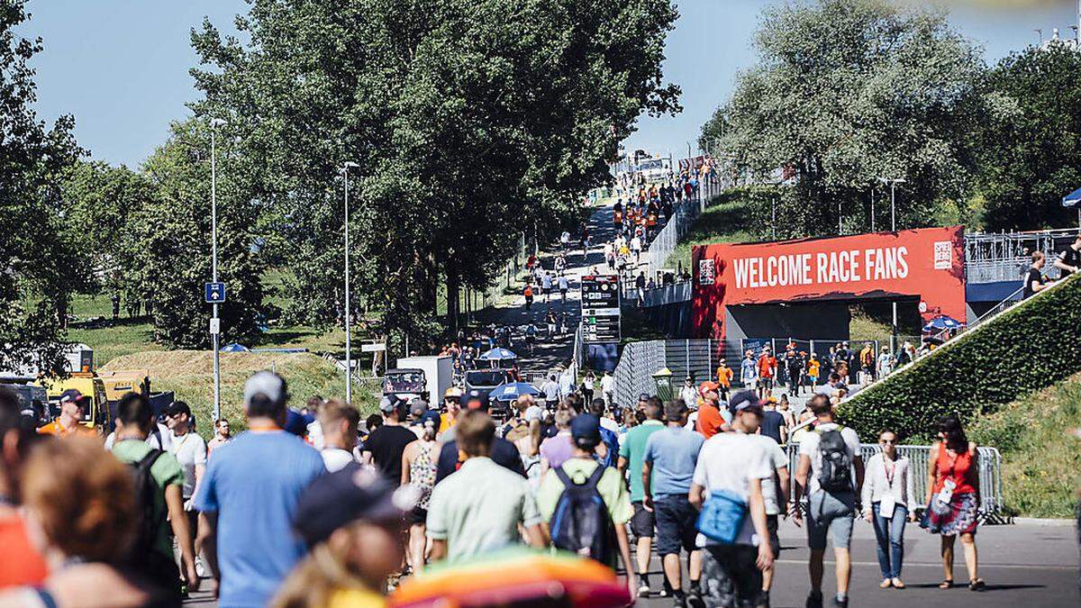 Endlich wieder Fans live beim Rennen! Die Freude über die Rückkehr von Publikum ist in Spielberg groß