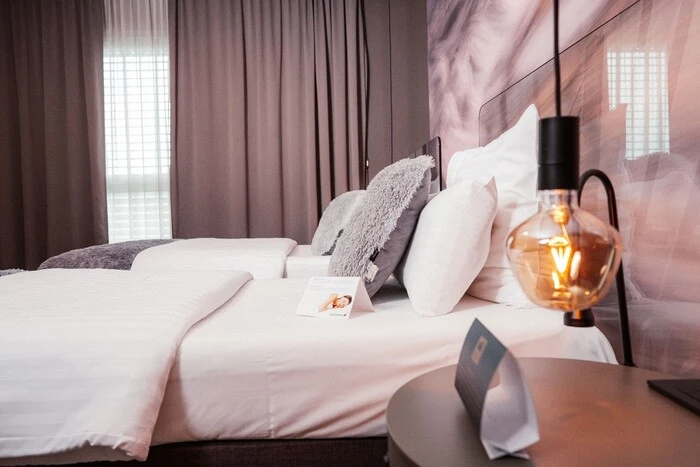 Für die Gäste stehen im Hotel moderne Zimmer zur Verfügung 