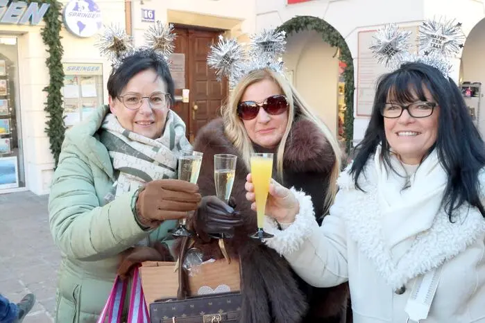 Und so kamen bei einem Gläschen Sekt zahlreiche St. Veiter Gemeindebürger zusammen, um das vergangene Jahr Revue passieren zu lassen und gemeinsam optimistisch nach vorne zu blicken. Zwischen angeregten Gesprächen, Händeschütteln und Neujahrswünschen wurde deutlich: Dieser Empfang ist mehr als nur ein offizieller Termin, er ist ein echtes Treffen der Stadtgemeinschaft. 