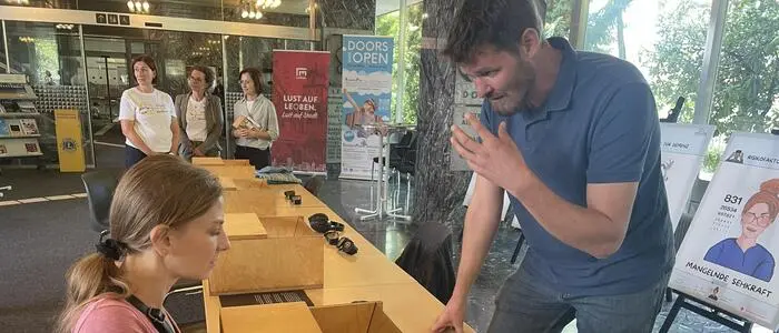 Georg Fleck-Obendrauf gibt Besucherinnen und Besuchern detaillierte Einblicke in die Erkrankung