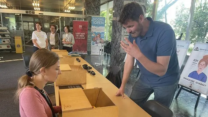 Georg Fleck-Obendrauf gibt Besucherinnen und Besuchern detaillierte Einblicke in die Erkrankung