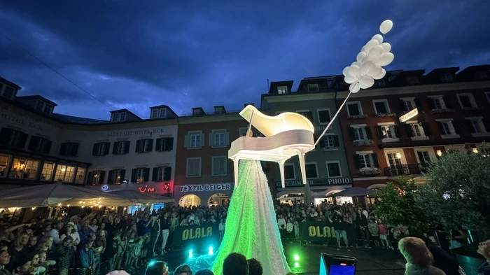 Mit dem „Flying Piano“ wurde Olala 2025 auf besonders poetische Art und Weise eröffnet