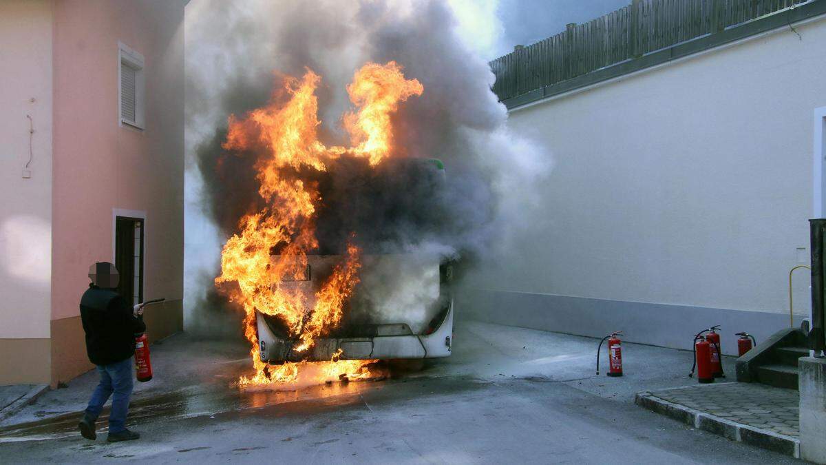 Der Lenker griff sofort zum Handfeuerlöscher