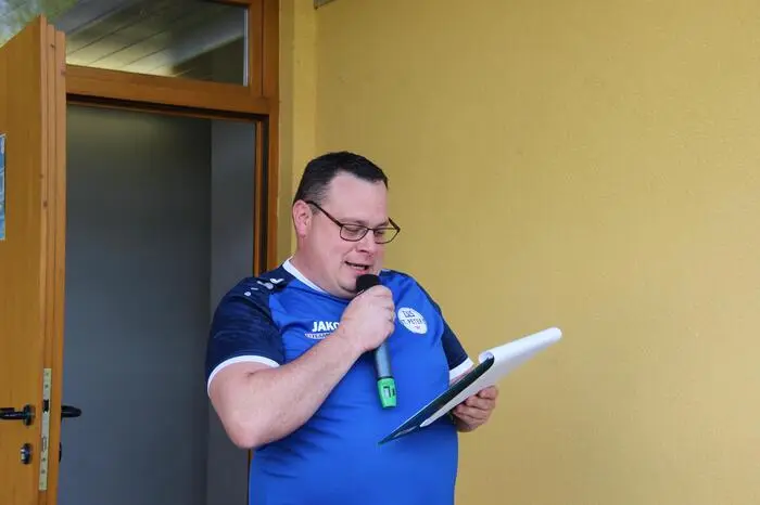 Schriftführer Hagen Haas moderierte das Benefizspiel.