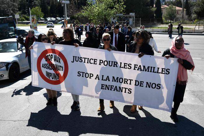 Bewohner protestierten am Dienstag gegen die kriminellen Entwicklungen: "Stoppt den Mord an unseren Kindern" steht auf dem Plakat