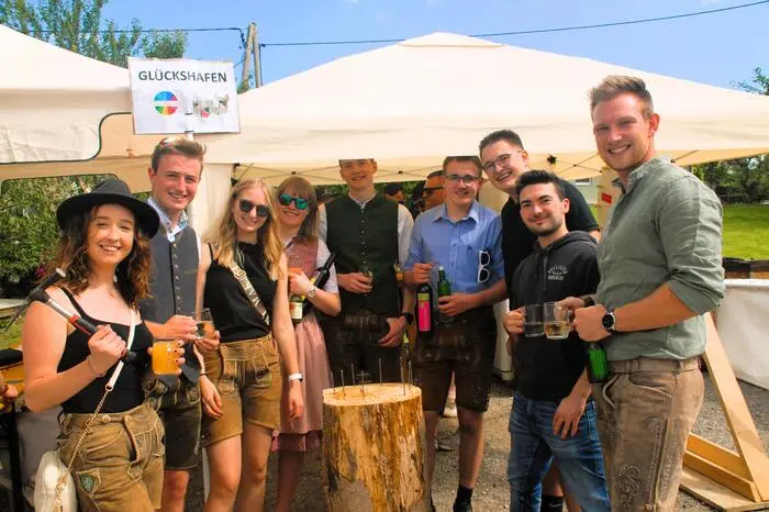 Bei herrlichem Sommerwetter war der Besucherandrang groß. Rund 3000 Leute kamen. Wenn die Weinbauern am Prebensdorf am Pfingstsonntag ihren Wein ausschenken, wird die Gemeindestraße alljährlich für den Verkehr gesperrt.