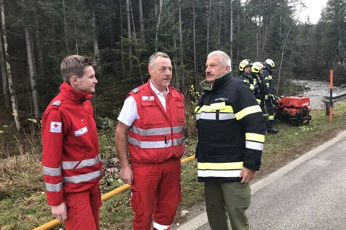 Abschnittsbrandinspektor Werner Fischer im Gespräch mit Rot Kreuz-Helfern
