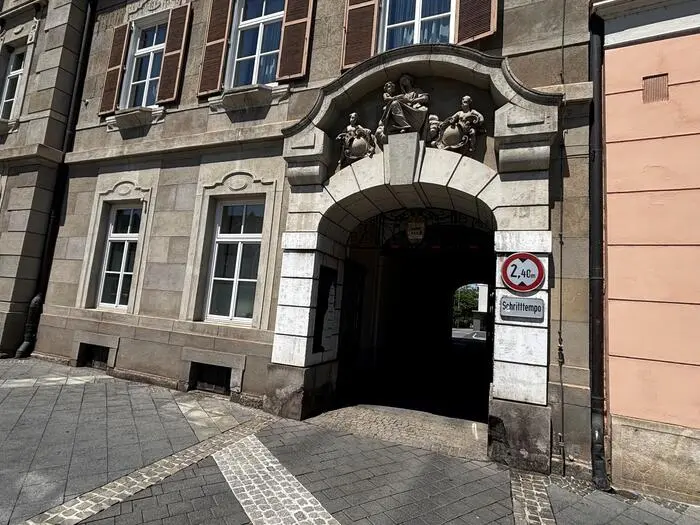 Die steinerne Madonnengruppe über der Rathaus-Durchfahrt erinnert an den großen Brand von 1829