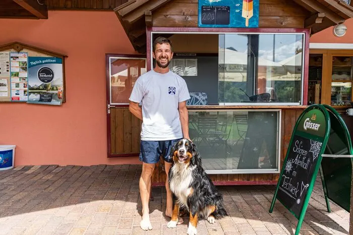 Bademeister Wolfgang Klapf mit Berner Sennenhündin Freya