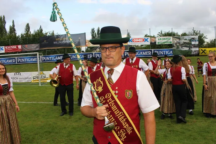 Musikalisch begrüßte die Ortsmusikkapelle St.Johann ob Hohenburg die zahlreichen Fans des FC St.Johann-Köppling und des SK Sturm. Nach der Begrüßung durch „Einpeitscher“ Daniel Düsenflitz pfiff Schiedsrichter Johann Ruprechter das Match an. Die Profis der Schwarz-Weißen führten nach 15 Minuten schon mit 3:0 Toren.