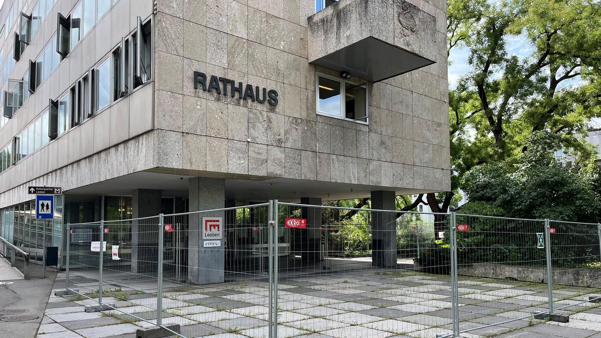 Der Eingangsbereich des Neuen Rathauses in Leoben ist seit Wochen wegen Gefahr im Verzug weitläufig abgesperrt